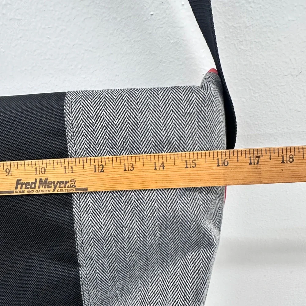 Timbuk2 Classic Messenger Bag Medium Black/Red Canvas Single Strap Herringbone‎